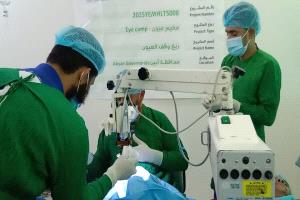 محافظ أبين ومدير عام الصحة يدشنان عمليات سحب المياه البيضاء وزراعة العدسات في مخيم طبي مجاني بباتيس