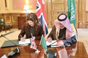 مركز الملك سلمان للإغاثة ووزارة الخارجية البريطانية يقدمان مساعدات إنسانية لليمن بقيمة 10 مليون دولار