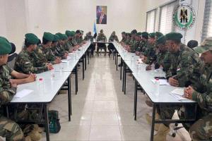 العميد الربيعي يترأس اجتماعًا موسعًا بقيادات حزام العاصمة عدن ويشدّد على رفع الجاهزية واستدعاء القوة