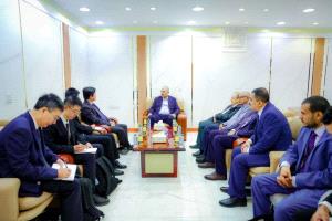 الزُبيدي يبحث مع القائم بأعمال السفير الصيني تعزيز العلاقات الثنائية ودعم جهود التنمية