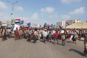 حشود واسعة من أبناء الصبيحة تحتشد في ساحة العروض للمشاركة في الاعتصامات