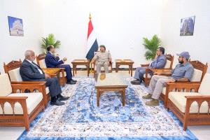 عضو مجلس القيادة طارق صالح يشيد بجهود وزارة الصحة ودور طواقمها الطبية