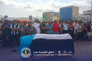 المعتصمون في ساحة خور مكسر يؤدون صلاة الجنازة على جثمان المناضل "عبد الحكيم فاضل"