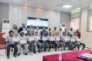 برعاية محافظ شبوة.. الوكيل الأحمدي يسلم شهادات مدربي كرة القدم المستوى C