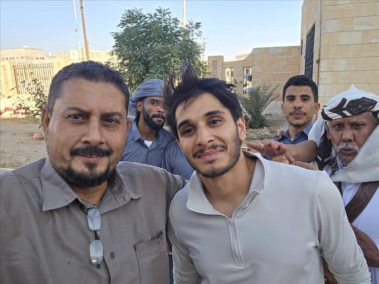 أبناء شبوة يستقبلون صانع المحتوى الإعلامي الشهير البحريني عمر فاروق بحفاوة الاستقبال وكرم الضيافة