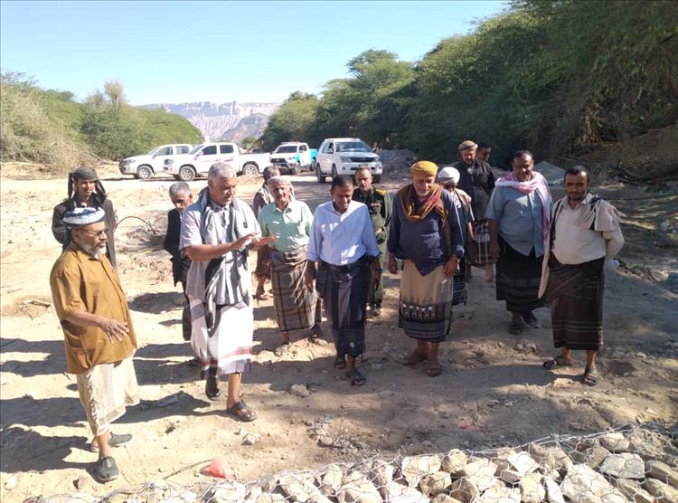 مدير عام حبان يتفقد عدد من المشاريع الزراعية وقنوات الري بوادي حبان ويستلم مشروعي قيد العقار وبنك البذور