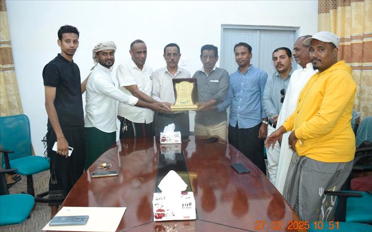 الدكتور العمودي يشيد بجهود مؤسسة غيث في نجاح المخيّم الطبي المجاني بمديرية القف الصحراوية
