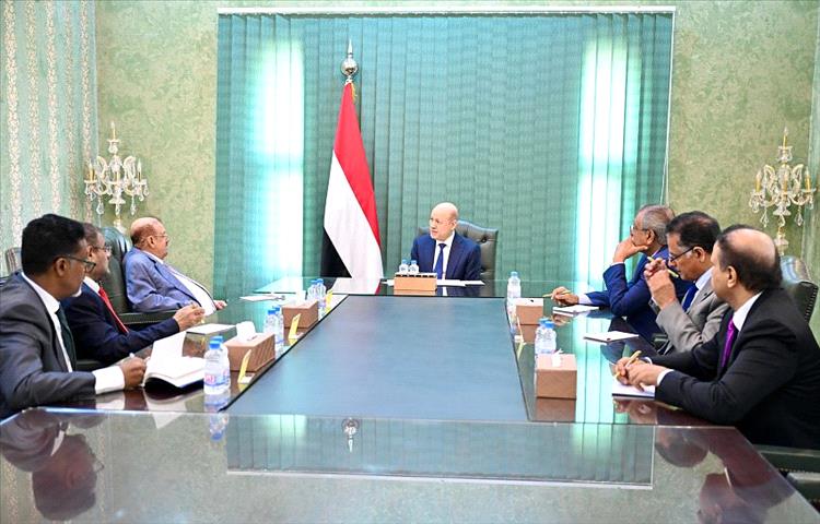 رئيس مجلس القيادة يلتقي رئيس مجلس النواب واعضاء هيئة رئاسة المجلس