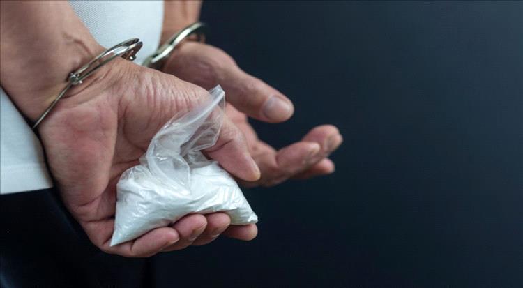 الأمن يضبط 44 كيلوجراماً من الحشيش ومواد مخدرة قرب باب المندب في لحج