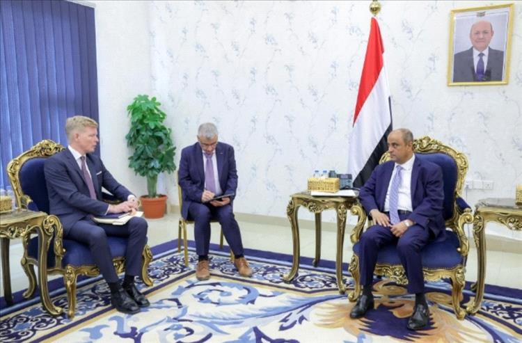 رئيس الوزراء يؤكد التزام الحكومة بمسار السلام خلال لقائه مبعوث الأمم المتحدة في عدن