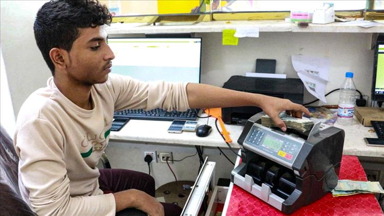 دولار الحوالات ممنوع من الصرف في مناطق الحوثيين