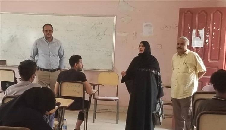 عدن.. الشكلية يتفقد سير الاختبارات بالمعهدالفني التجاري خورمكسر