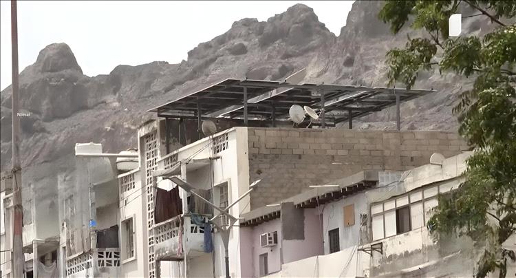 وسط أزمة سكن وارتفاع تكاليف الكهرباء.. تأجير أسطح المنازل ينتشر في عدن