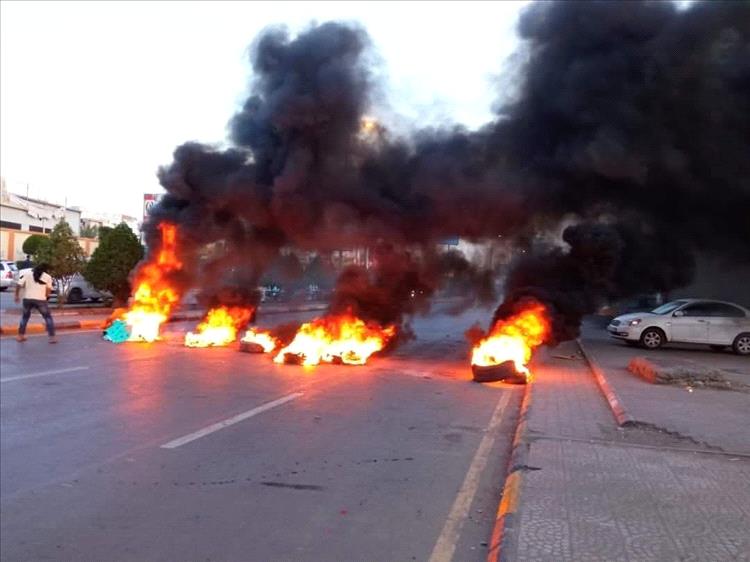 عدن فجر الجمعة: احتجاجات غاضبة وقطع طرق بسبب انهيار الكهرباء