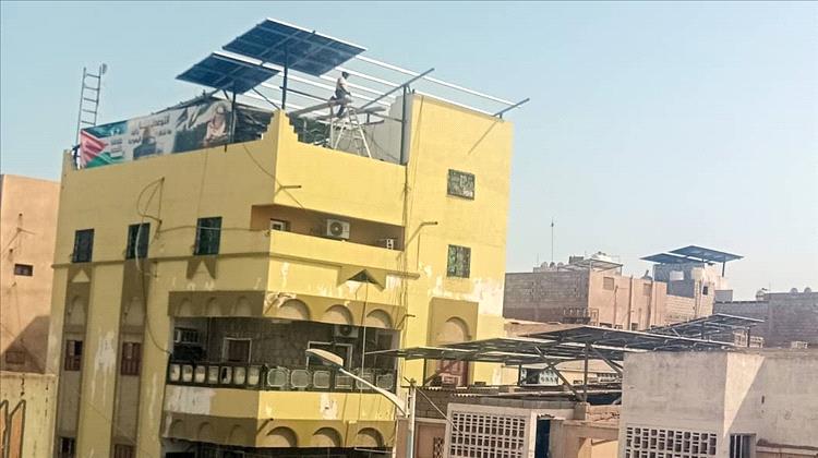 الصحفي غازي العلوي يحذّر: ألواح الطاقة الشمسية في عدن "قنابل معلقة" تهدد حياة المواطنين