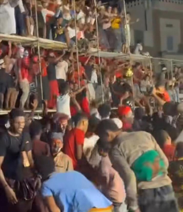 سقوط جماهير فريق التعاون من أعلى السقالات بمدينة الشحر خلال احتفالات الفوز