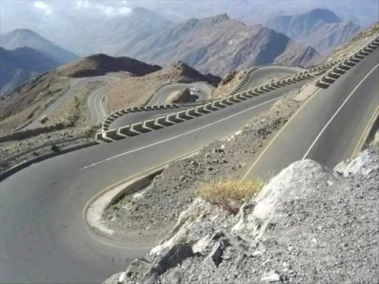 جماعة الحوثي تعلن فتح طريق عقبة "ثرة"