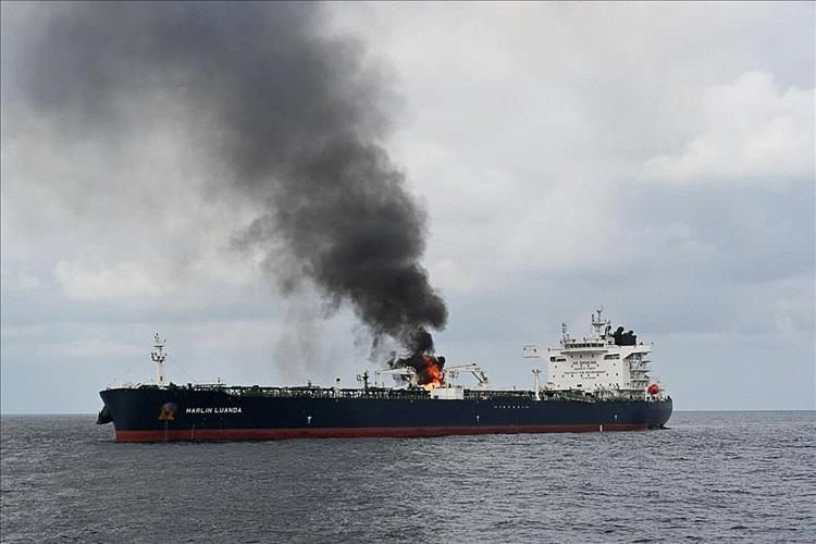 الحوثيون يعلنون استهداف سفينة في البحر الأحمر