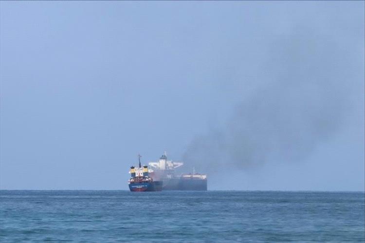 الجيش البريطاني: مغادرة اضطرارية لطاقم سفينة تعرضت لهجوم في البحر الأحمر
