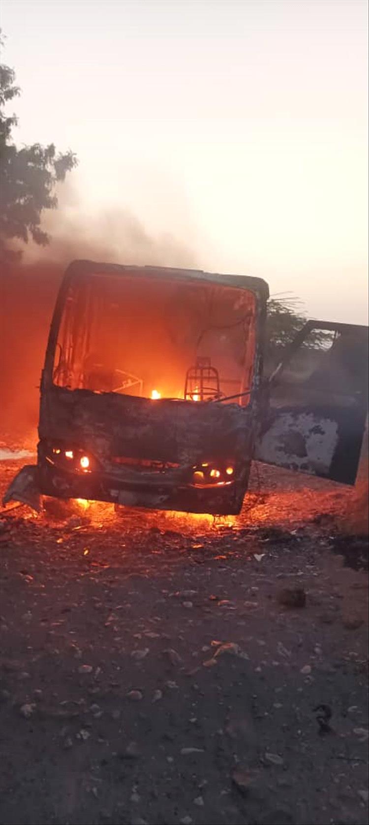 مسلحون ملثمون يحرقون باص تابع لشركة أسمنت الوحدة باتيس
