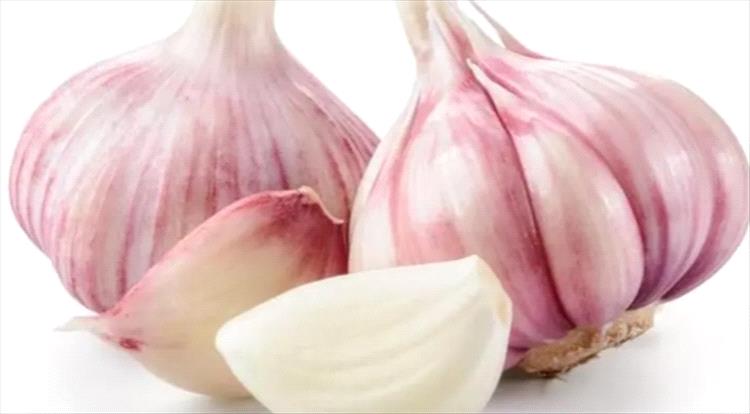أطعمة مذهلة تساعدك على التخلص من رائحة الثوم