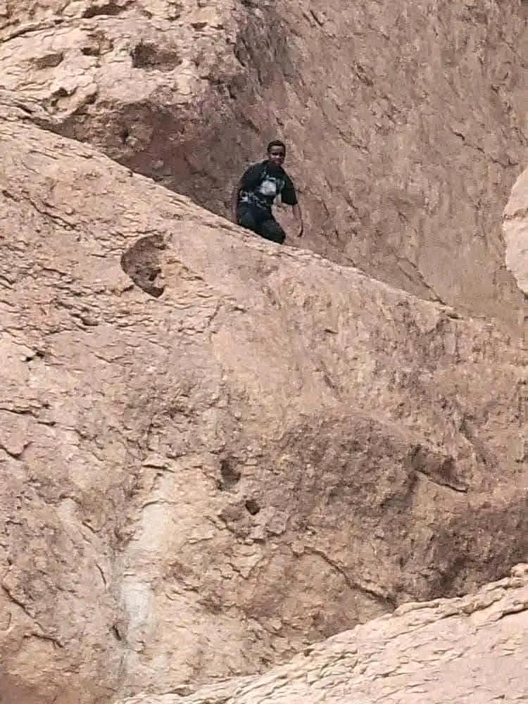 نجاة "الثالث".. عملية إنقاذ بطولية لمهاجر إفريقي عالق في جبال شبوة