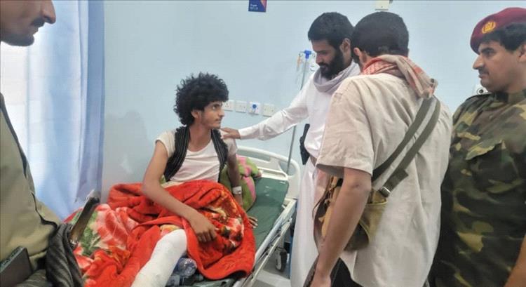 قائد محور سبأ يزور الجريح العجي سبولان ويشيد بتضحياته البطولية في ميادين الشرف