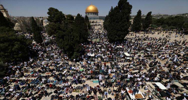 عشرات آلاف الفلسطينيين يؤدون صلاة الجمعة في الأقصى رغم تشديد الاحتلال الإسرائيلي للقيود