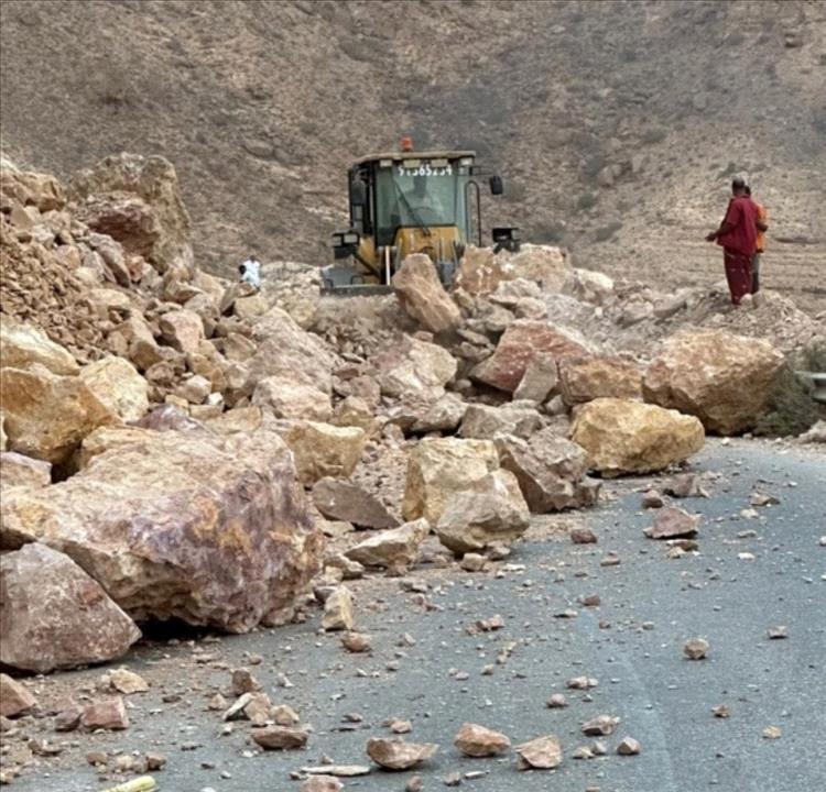 استجابة سريعة تنقذ طريق المهرة الدولي من الإغلاق بعد انهيار صخري مفاجئ