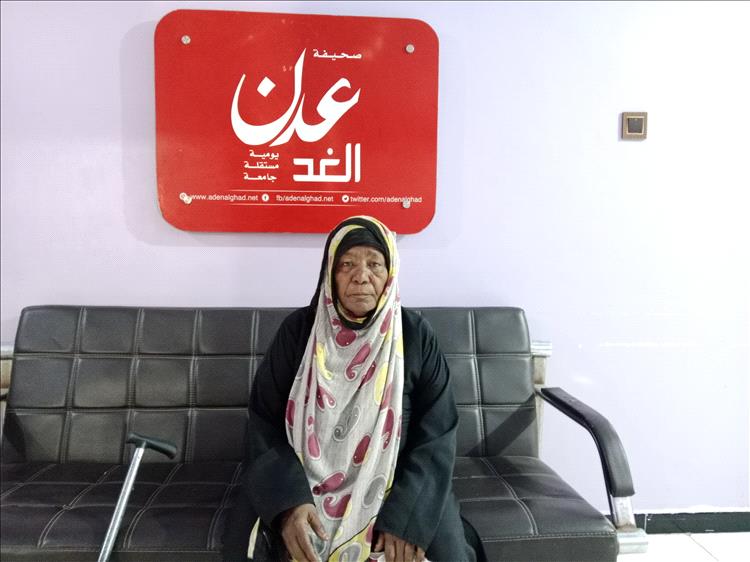 أم عدنية تشكو مقتل أحد أبنائها وسجن واختطاف اثنين آخرين وتطالب بإنصافها