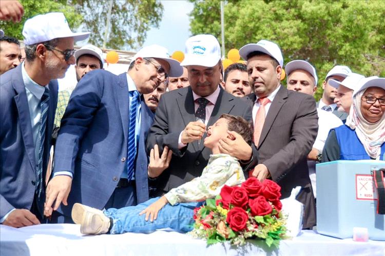 رئيس الوزراء يدشن الجولة الأولى من الحملة الوطنية الطارئة للتحصين ضد شلل الأطفال
