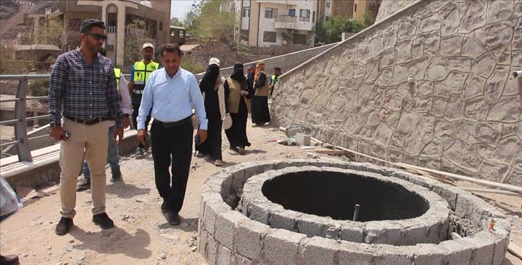 الزامكي يتفقد اللمسات الأخيرة لمشروع حديقة شلالات عقبة المعلا المموّل من السلطة المحلية بعدن