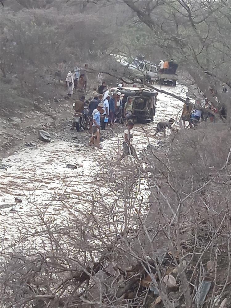 شاب يعيد حقيبة مليئة بالأموال والمقتنيات الثمينة بعد أن جرفها سيل وادي شعب بلحج