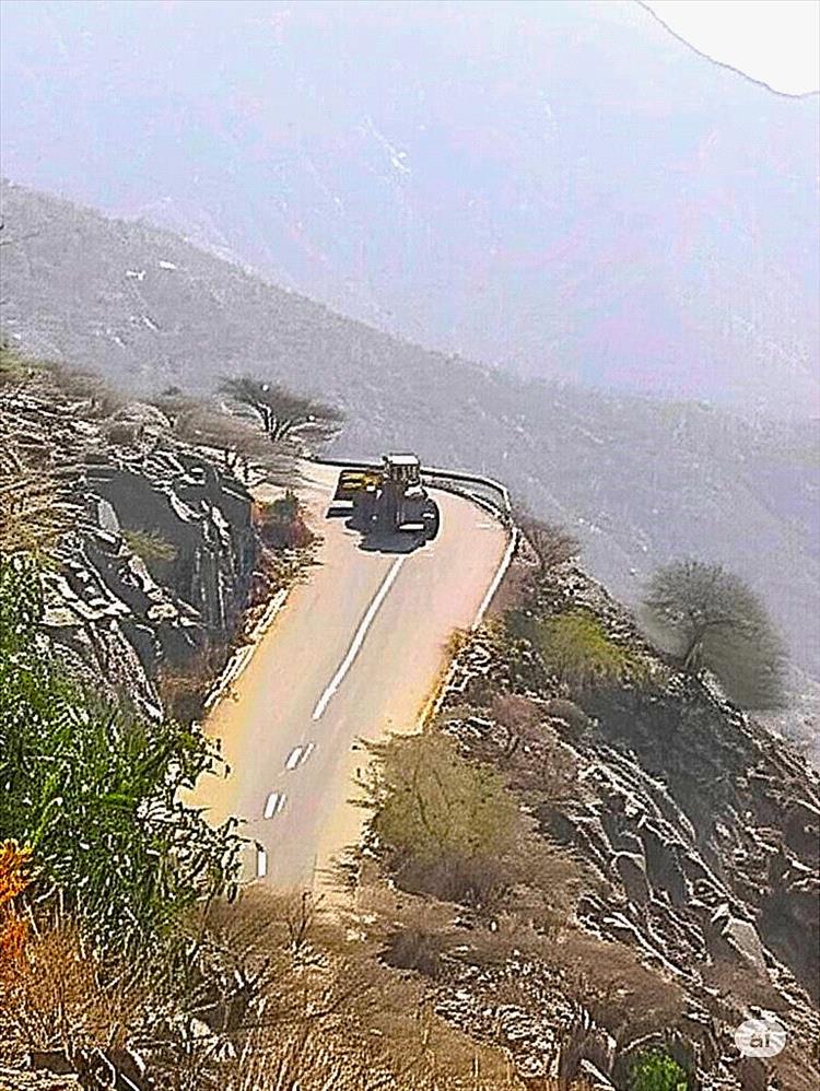 شاهد بالفيديو.. انطلاق أعمال التصفية وتهيئة طريق عقبة ثرة من جهة لودر تمهيدًا لفتحها