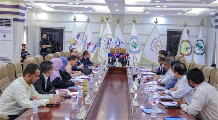 وزير النقل يوجه بإنشاء غرفة عمليات والتنسيق الإقليمي لمعالجة آثار غرق السفن بالبحر الأحمر
