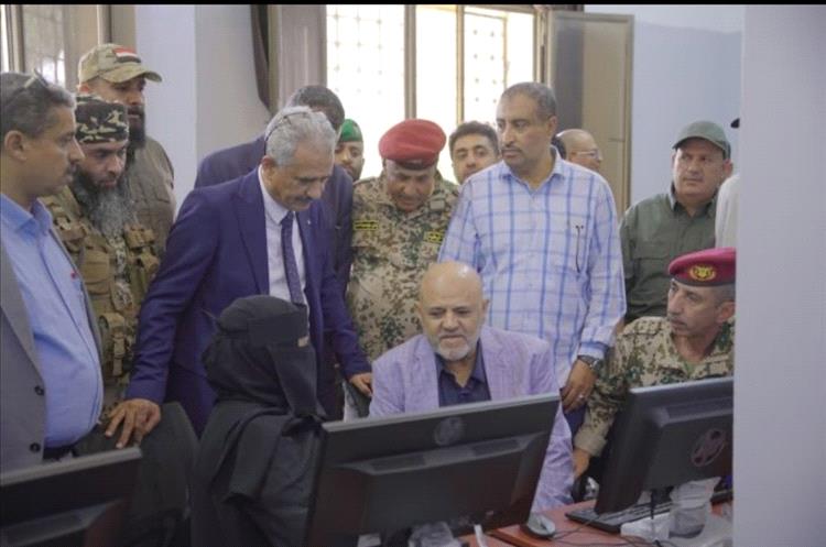 بدعم من طارق صالح.. جامعة تعز تدشّن منظومة طاقة شمسية ومعمل حاسوب متكامل في فرع التربة