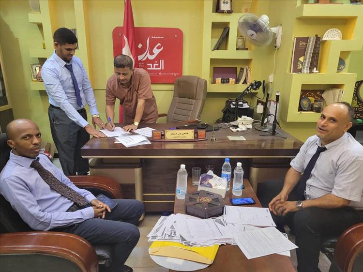 مؤسسة عدن الغد للإعلام توقع اتفاق خدمات بنكية مع كاك بنك لتسهيل الإجراءات لموظفيها