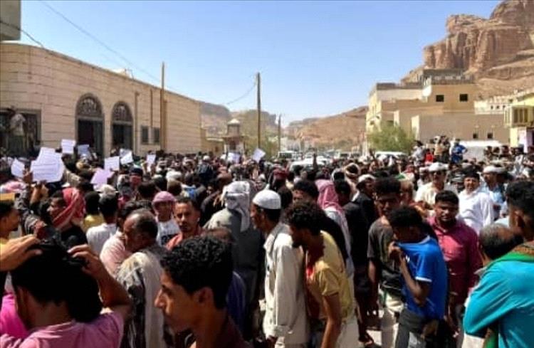 احتجاجات في دوعن تضامناً مع فرقة البندر المسرحية ورفضاً لتدهور الخدمات