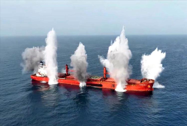 أسوشيتد برس: بقع نفطية ضخمة في البحر الأحمر بعد غرق سفينتين بهجوم حوثي
