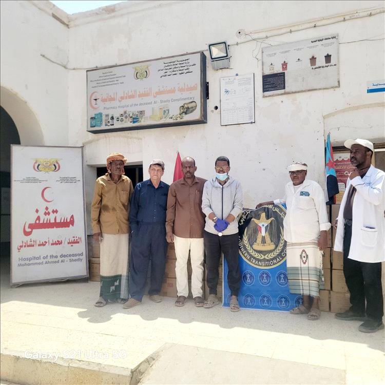 بدعم من اللواء عيدروس الزُبيدي.. تدشين توزيع المحاليل الوريدية لمستشفى الفقيد / محمد احمد الشادلي