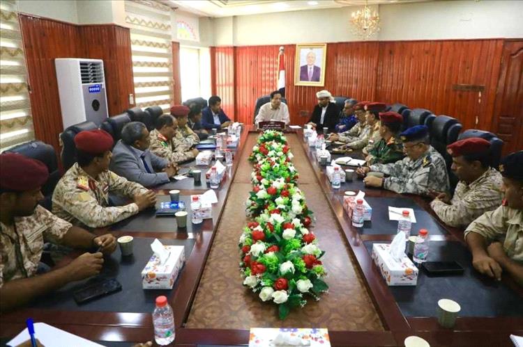 في اجتماعه باللجنة الأمنية.. محافظ المهرة: سنتعامل بحزم مع أي محاولات تهدد أمن المحافظة واستقرارها