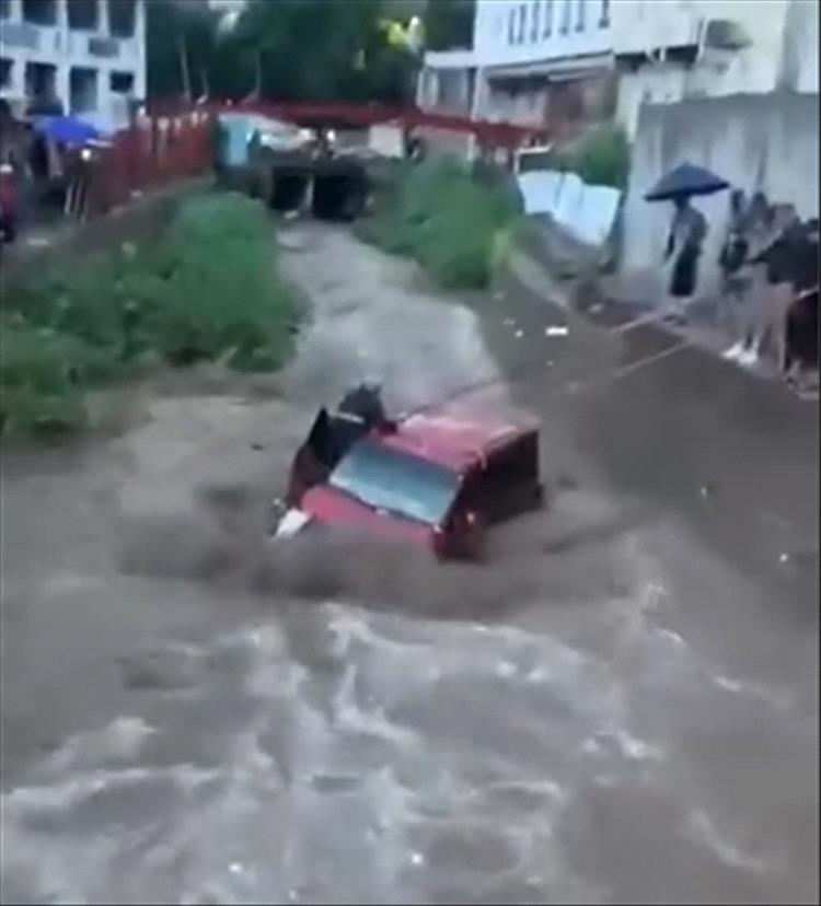إب.. إنقاذ مسن من موت محقق بعد أن جرفته سيول الأمطار