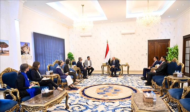 رئيس مجلس القيادة يدعو المجتمع الدولي الى موقف متناسب مع التهديد الارهابي الحوثي
