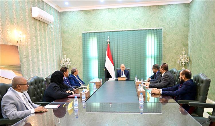 رئيس مجلس القيادة يشيد بجهود السلطة القضائية في حماية السلم الاهلي والمركز القانوني للدولة
