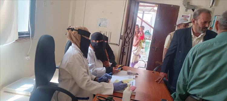 مدير عام صحة أبين يزور المركز الصحي باتيس ويشيد بجهودهم