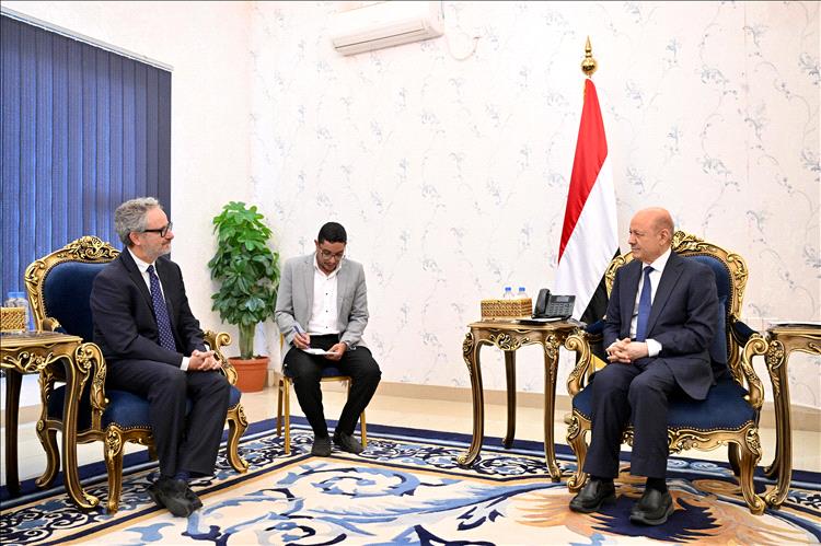 رئيس مجلس القيادة يلتقي رئيس بعثة الاتحاد الاوروبي للتوديع