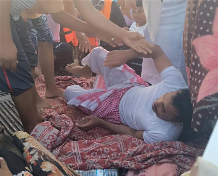 فرق الإنقاذ بخفر السواحل تنقذ شابًا من الغرق في أول أيام موسم البلدة بالمكلا