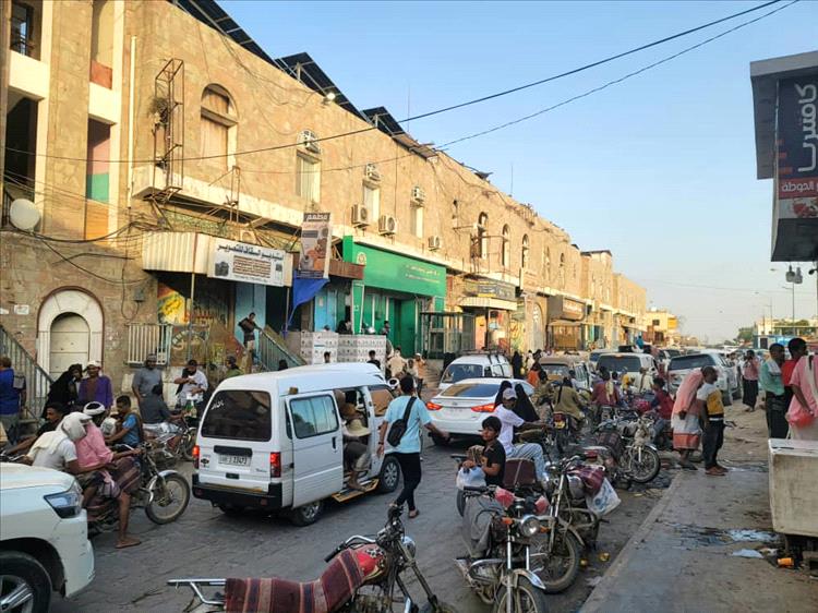 مشهد مؤلم.. معلم فاضل يأكل من بقايا طعام بأحد المطاعم الشعبية بلحج
