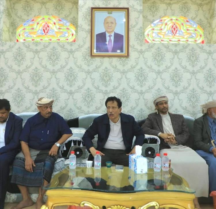 محافظ المهرة يجتمع بالأعيان عقب اغتيال قائد عسكري ويؤكد: لن نتهاون في دماء الشهداء