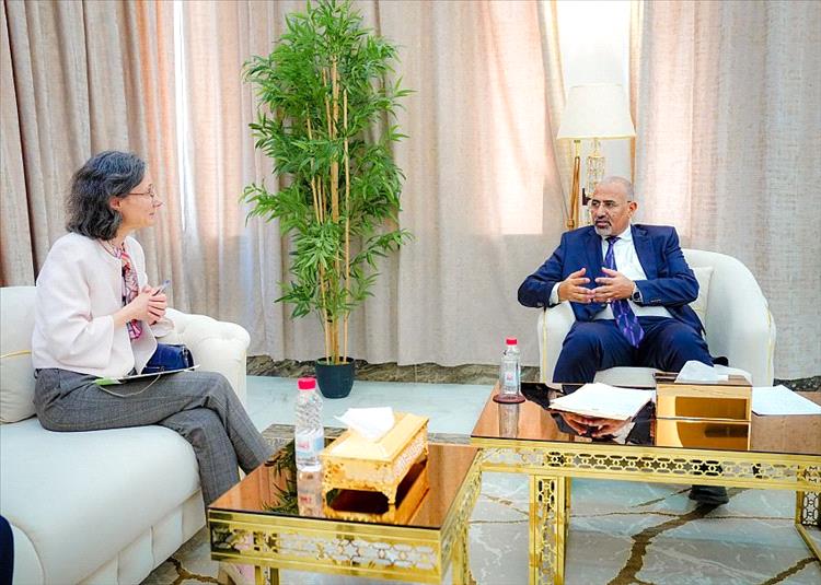 عضو مجلس القيادة اللواء الزُبيدي يبحث مع السفيرة الفرنسية تطورات المشهد السياسي والاقتصادي